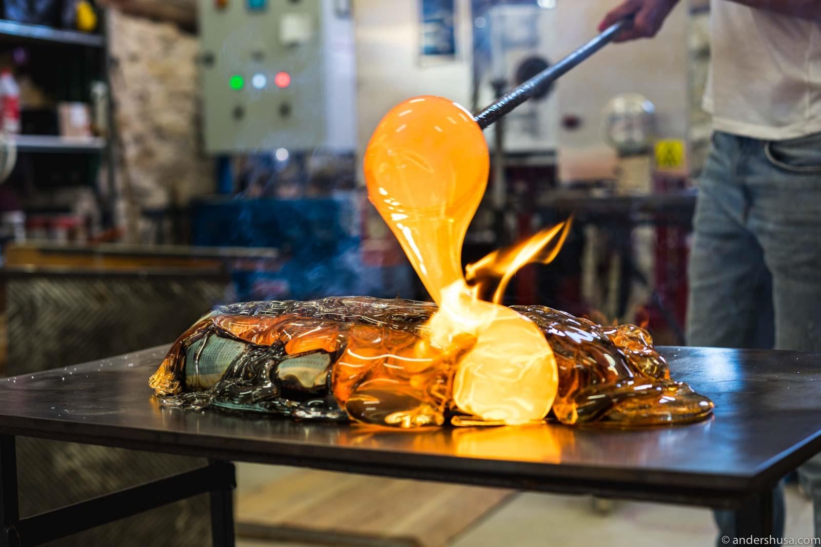 Nha hang nuong ca bang thuy tinh nong chay nghin do C hinh anh