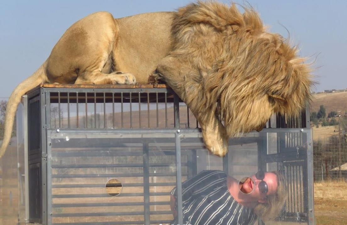 Tiep xuc su tu o khoang cach khong the gan hon hinh anh