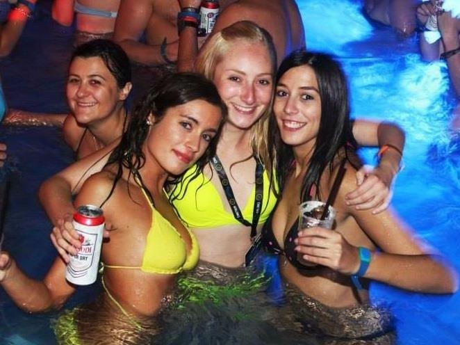 Quay tung bung tai nha tam soi dong nhat the gioi hinh anh