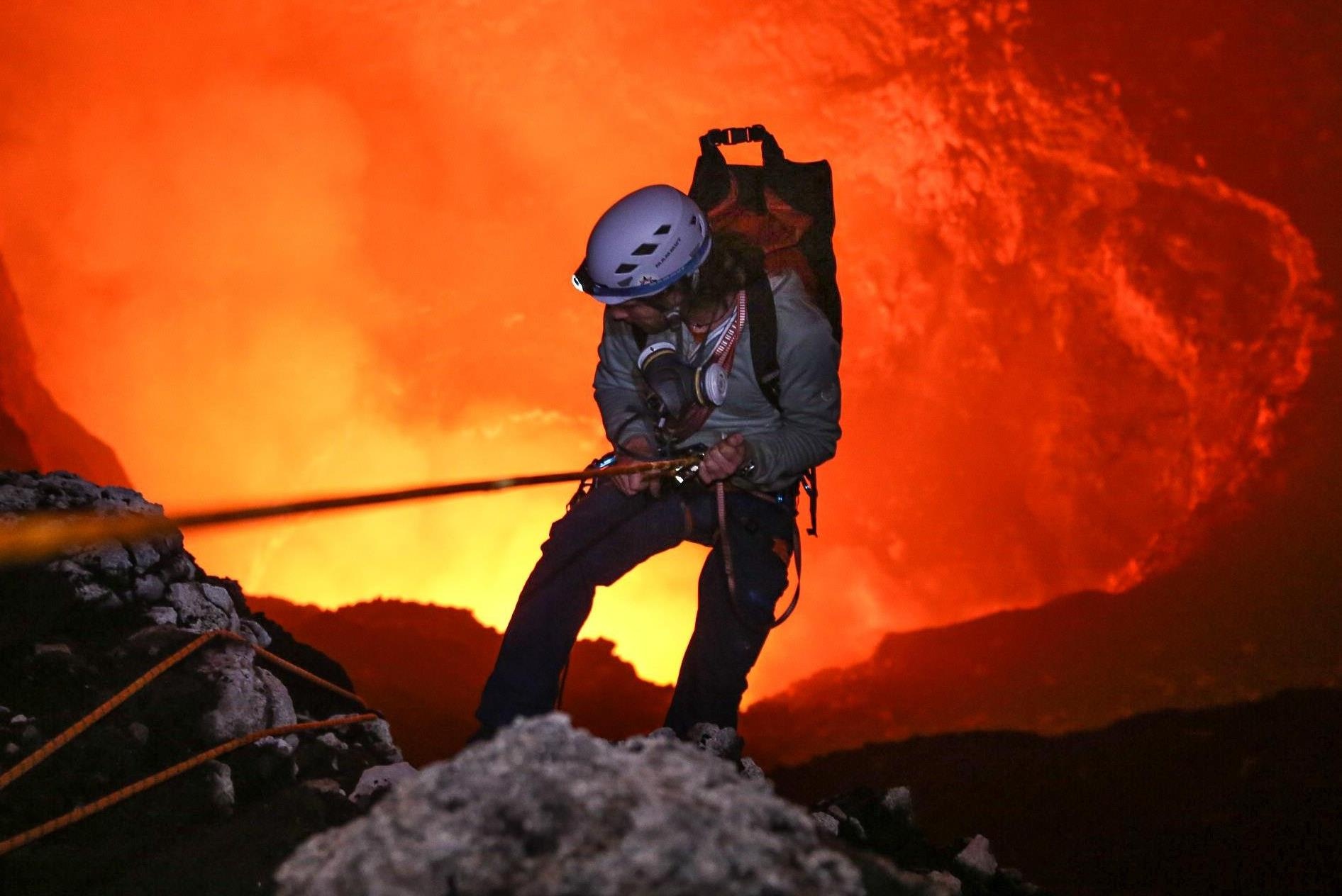 Lieu minh san anh dep tren mieng nui lua dang hoat dong hinh anh