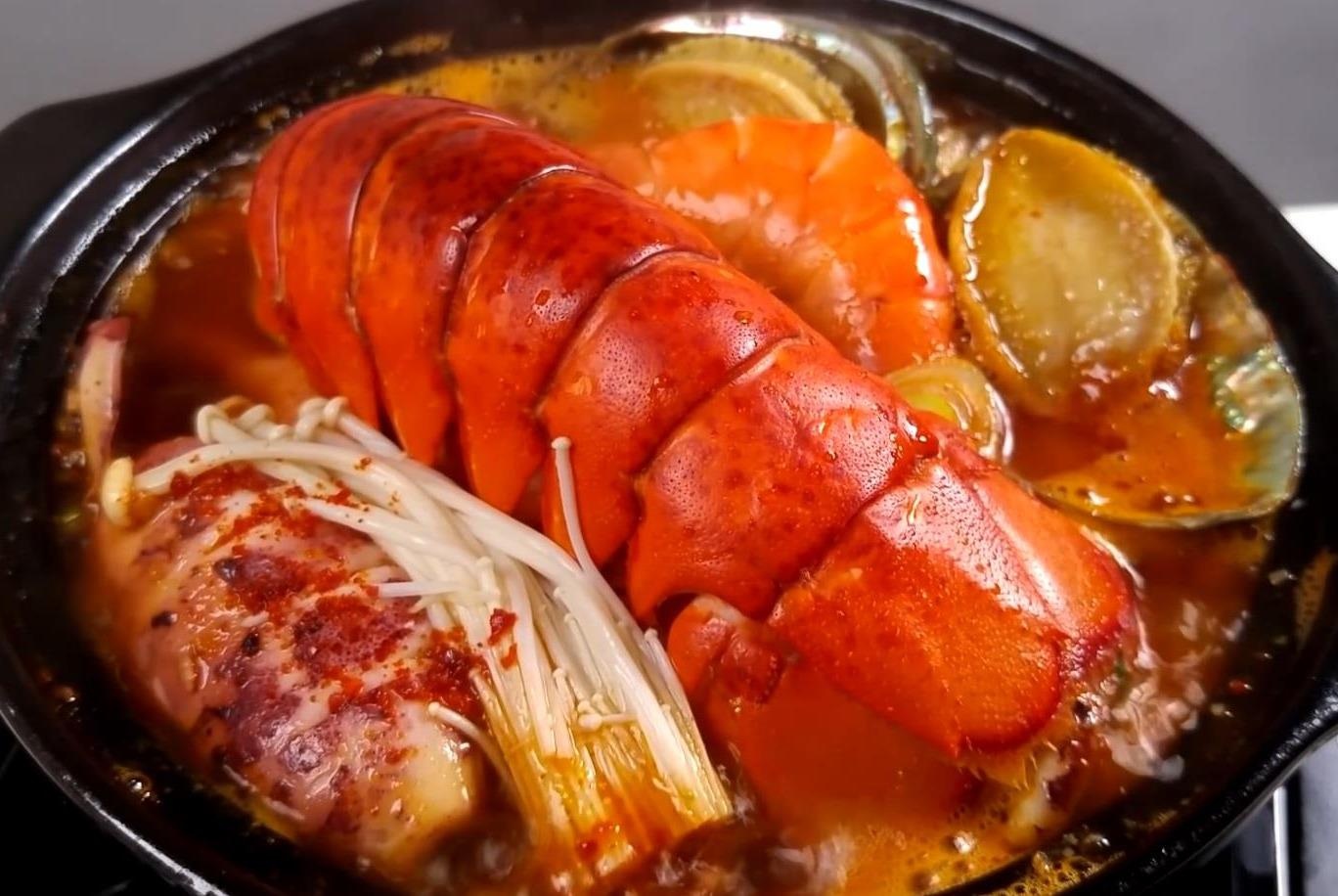 Nau mi voi duoi tom hum, muc la va nam kim cham hinh anh