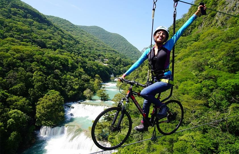 Trai nghiem dap xe o do cao 80 m bang qua thac nuoc hinh anh