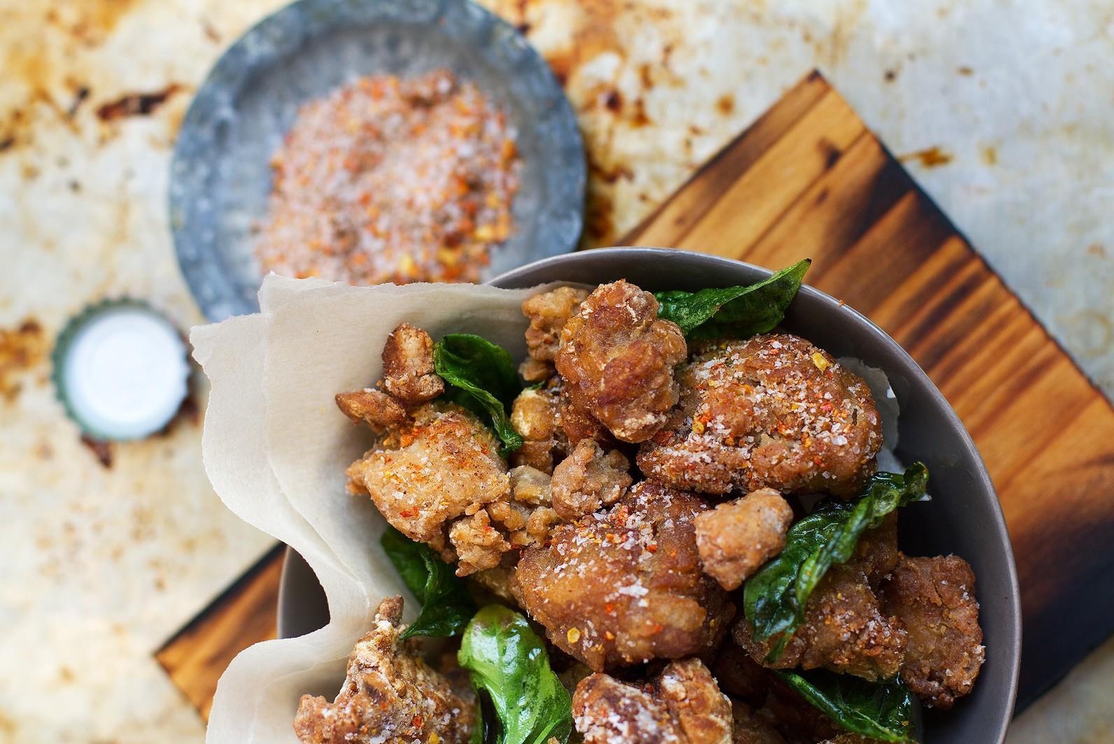 Ga uop xi dau ngu vi huong, an kem la hung que hinh anh