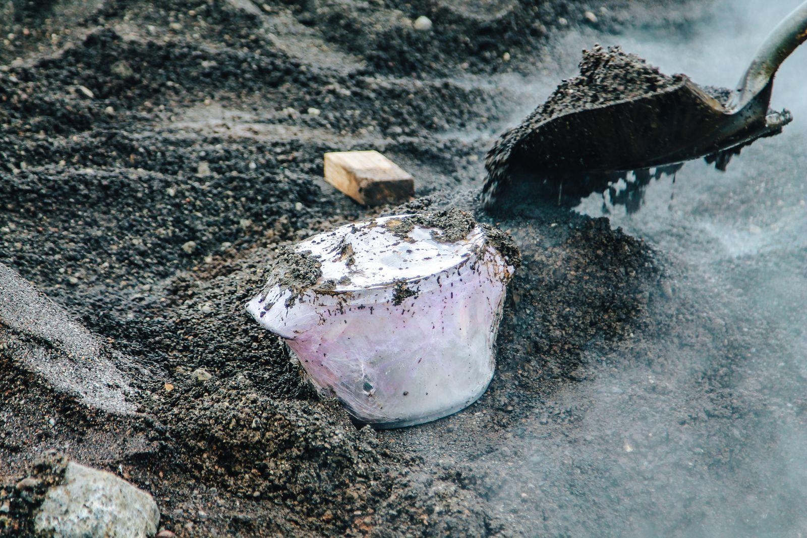 Mon banh mi duoc nuong chin bang dung nham nui lua hinh anh