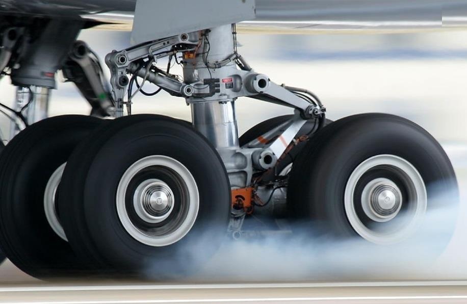 Tai sao lop may bay khong no khi ha canh hinh anh