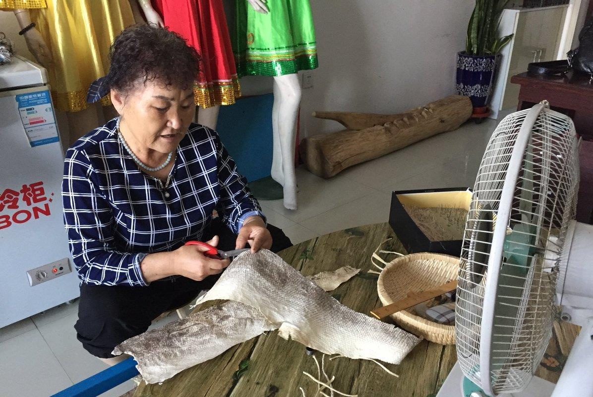 Nghe lam trang phuc bang da ca co truyen o Trung Quoc hinh anh