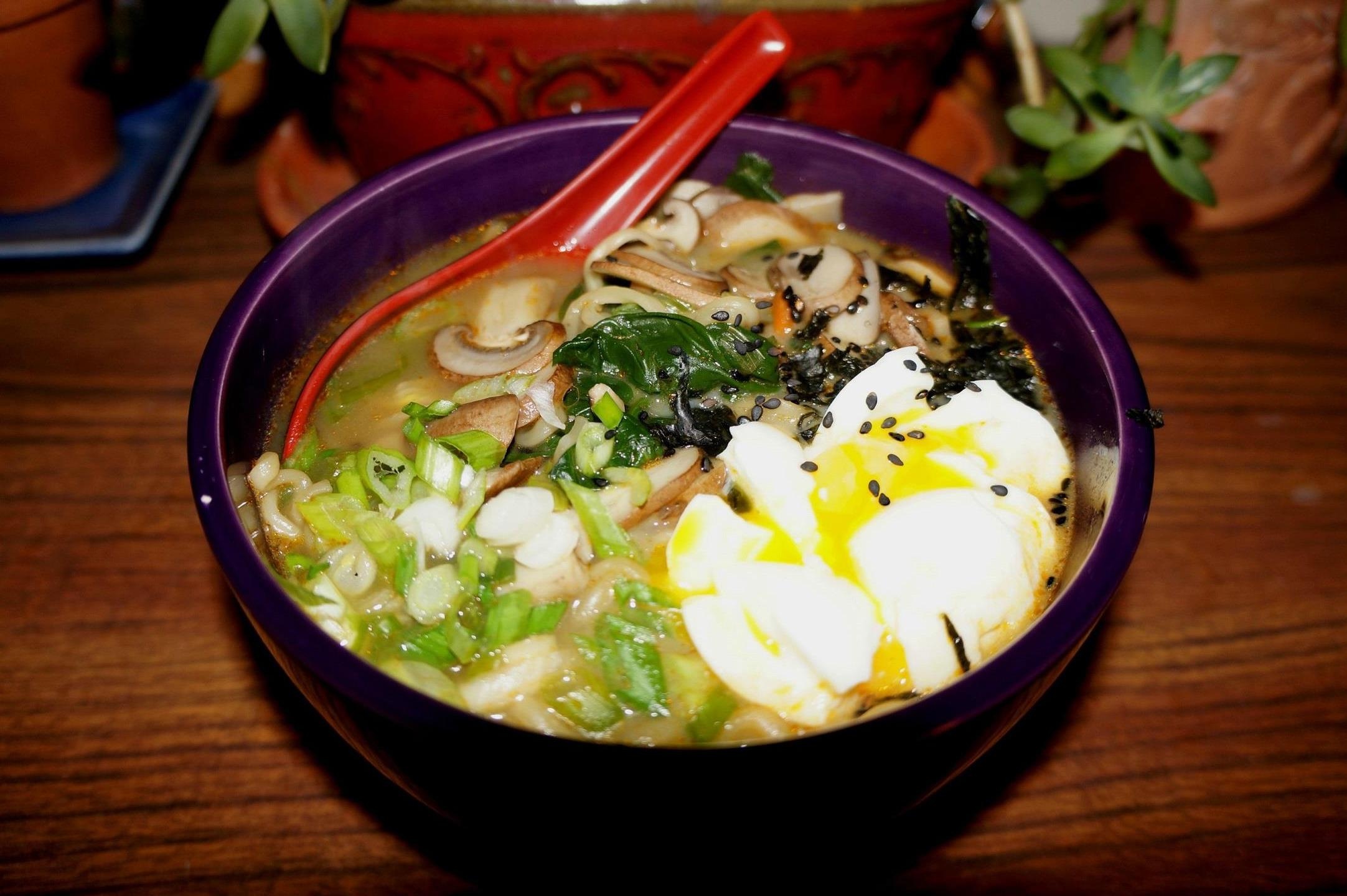 Tiem mi ramen trung hut khach o cho dem Han Quoc hinh anh