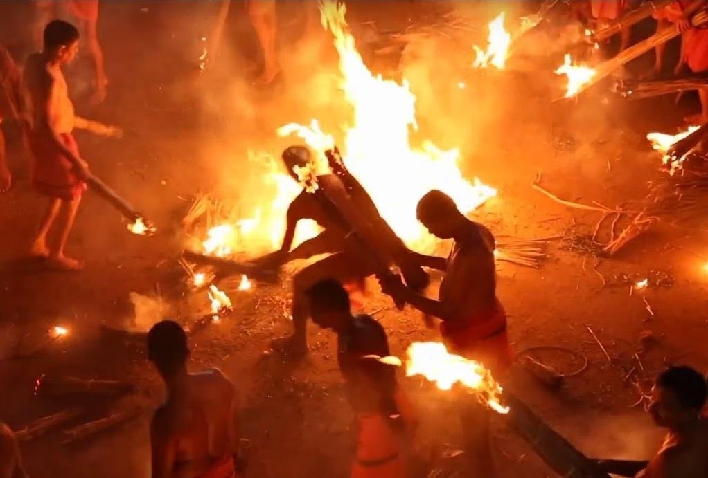 Le hoi nem lua nhu tran chien o An Do hinh anh