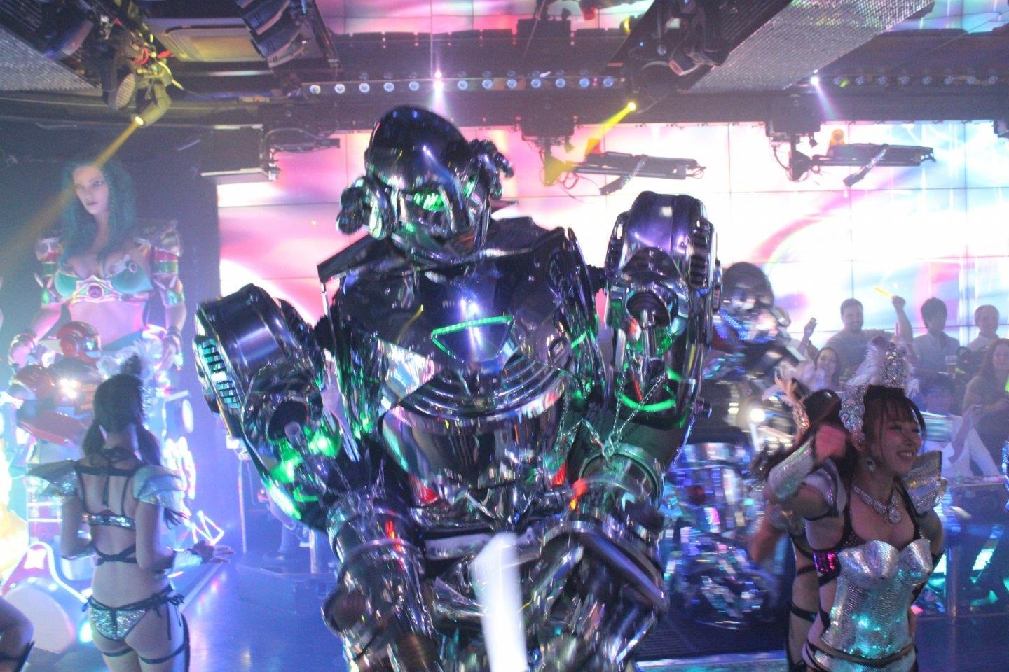 Nha hang robot day mau sac o Nhat Ban hinh anh
