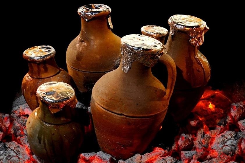 Mon thit ham trong binh dat set, muon an phai dap vo hinh anh