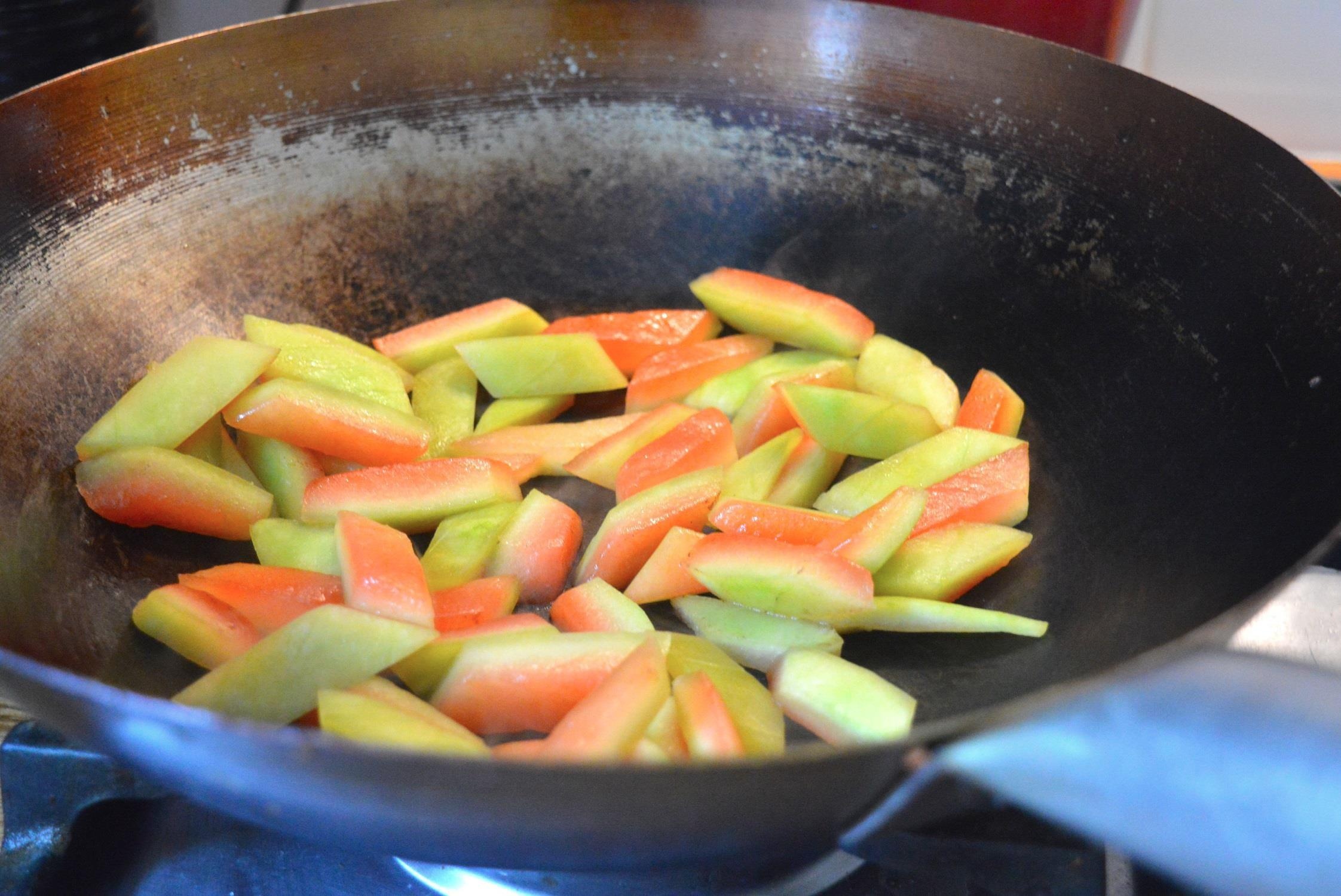 Su dung cui dua hau lam mon xao ngon hinh anh