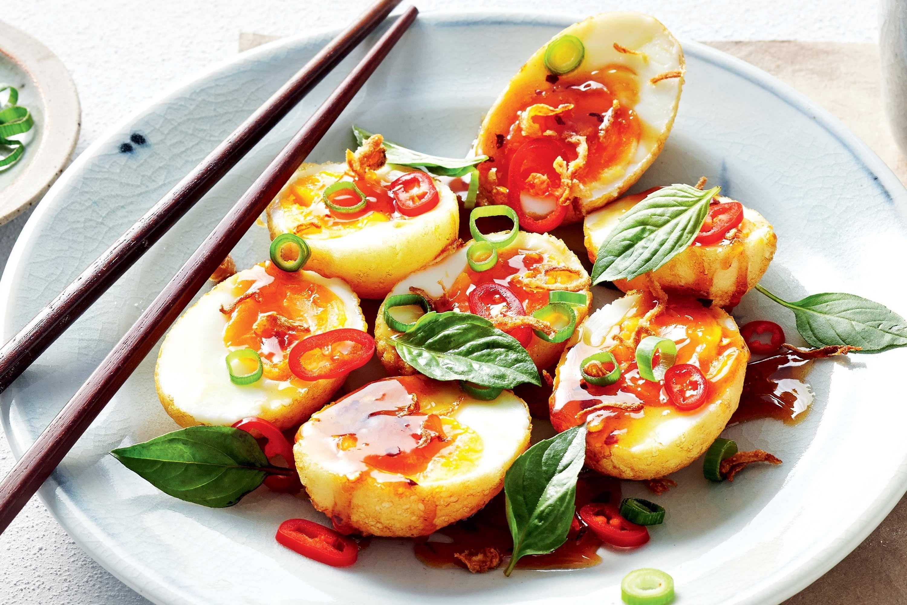 Meo pha nuoc sot me chua ngot cho trung chien hinh anh