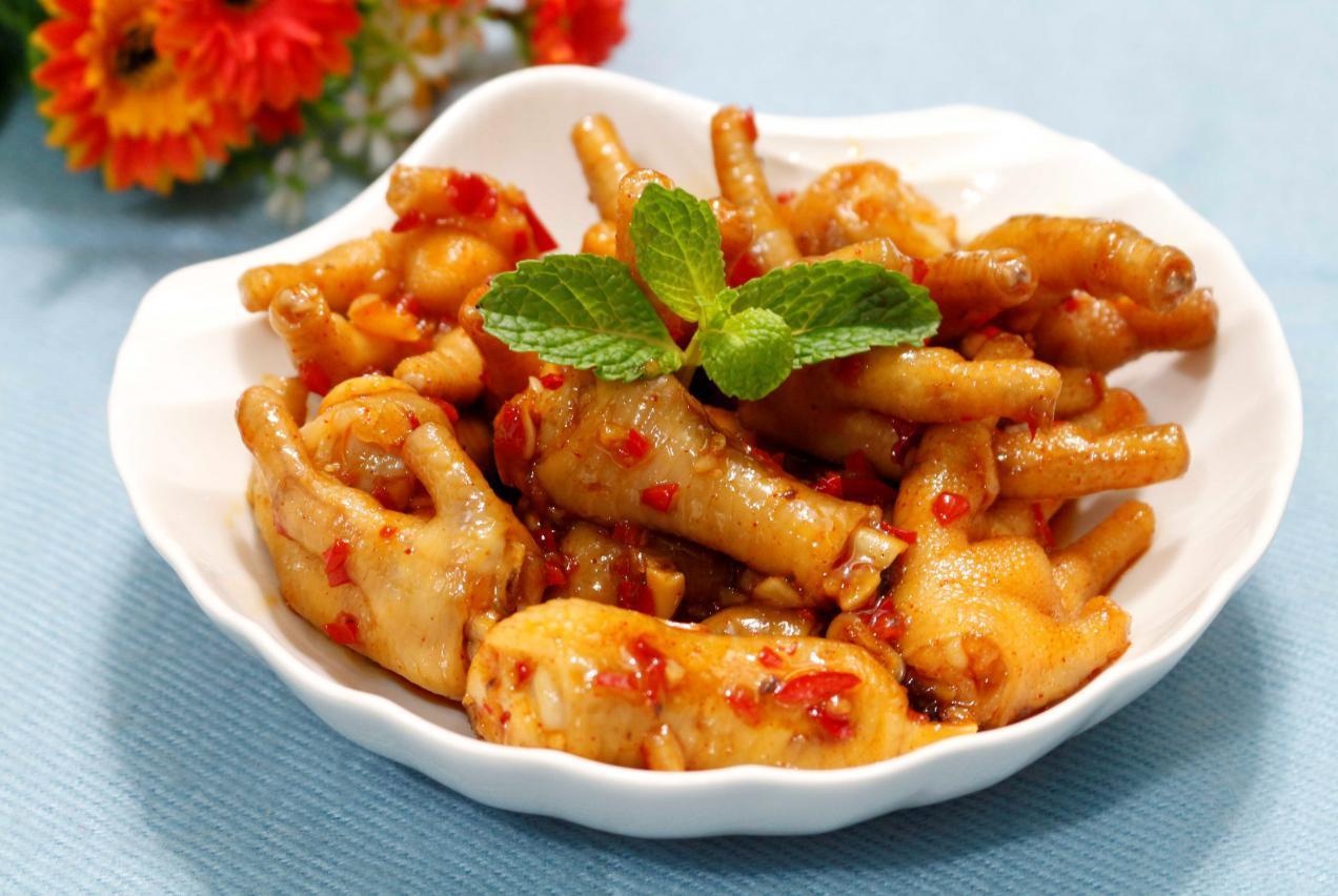 Chan ga om bia, mon nhau lai rai ngay mat troi hinh anh