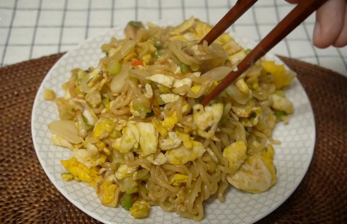 Tu lam mi ramen xao trung sot xi dau kieu Han Quoc hinh anh