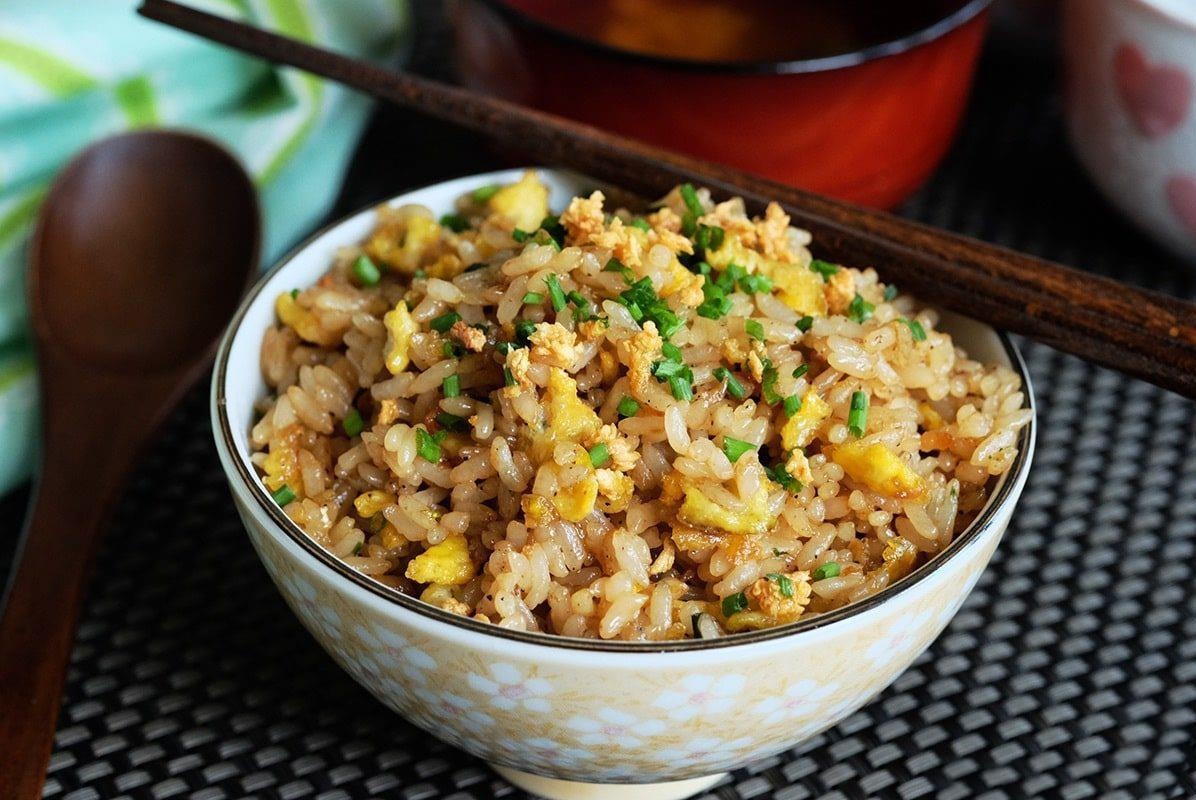 Cach lam com rang trung ket hop thit heo muoi Nhat Ban hinh anh