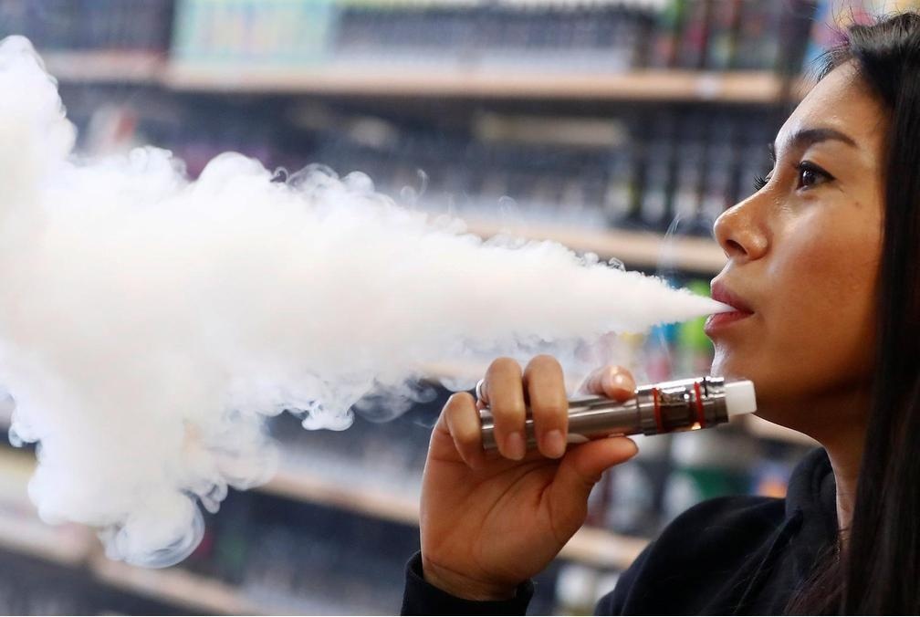 Du khach noi gi truoc lenh cam hut thuoc la dien tu o Philippines hinh anh