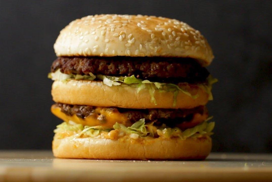 Hoc lam banh burger bo pho mai 2 tang hinh anh