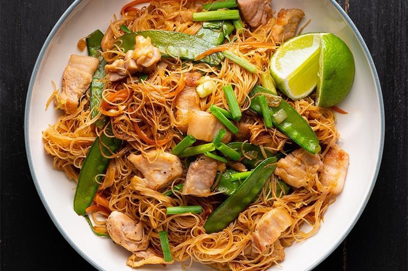 Hoc lam mien xao ga heo kieu Philippines hinh anh