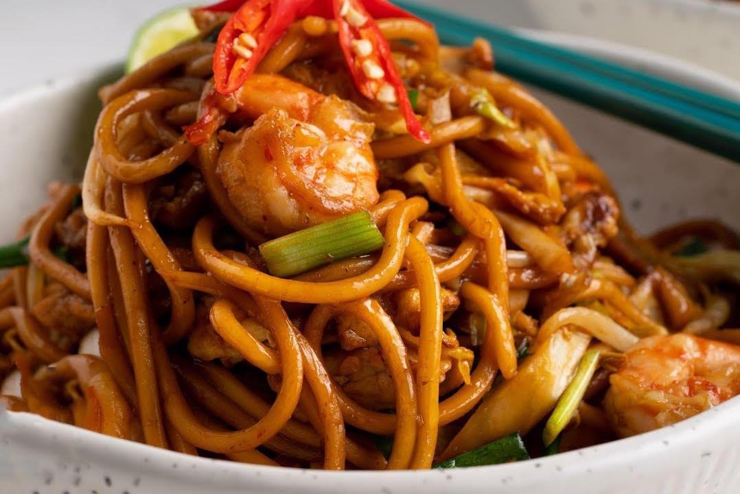 Mi xao tom trung sot xi dau kieu Indonesia hinh anh