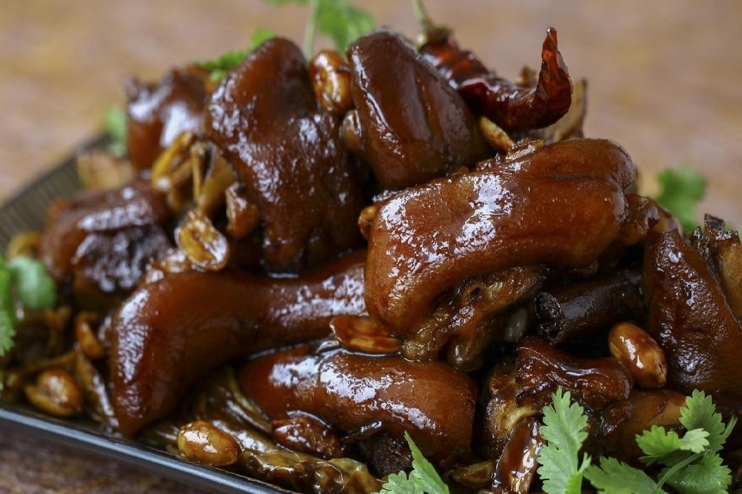 Meo lam chan gio om xi dau chac thit, khong hoi hinh anh