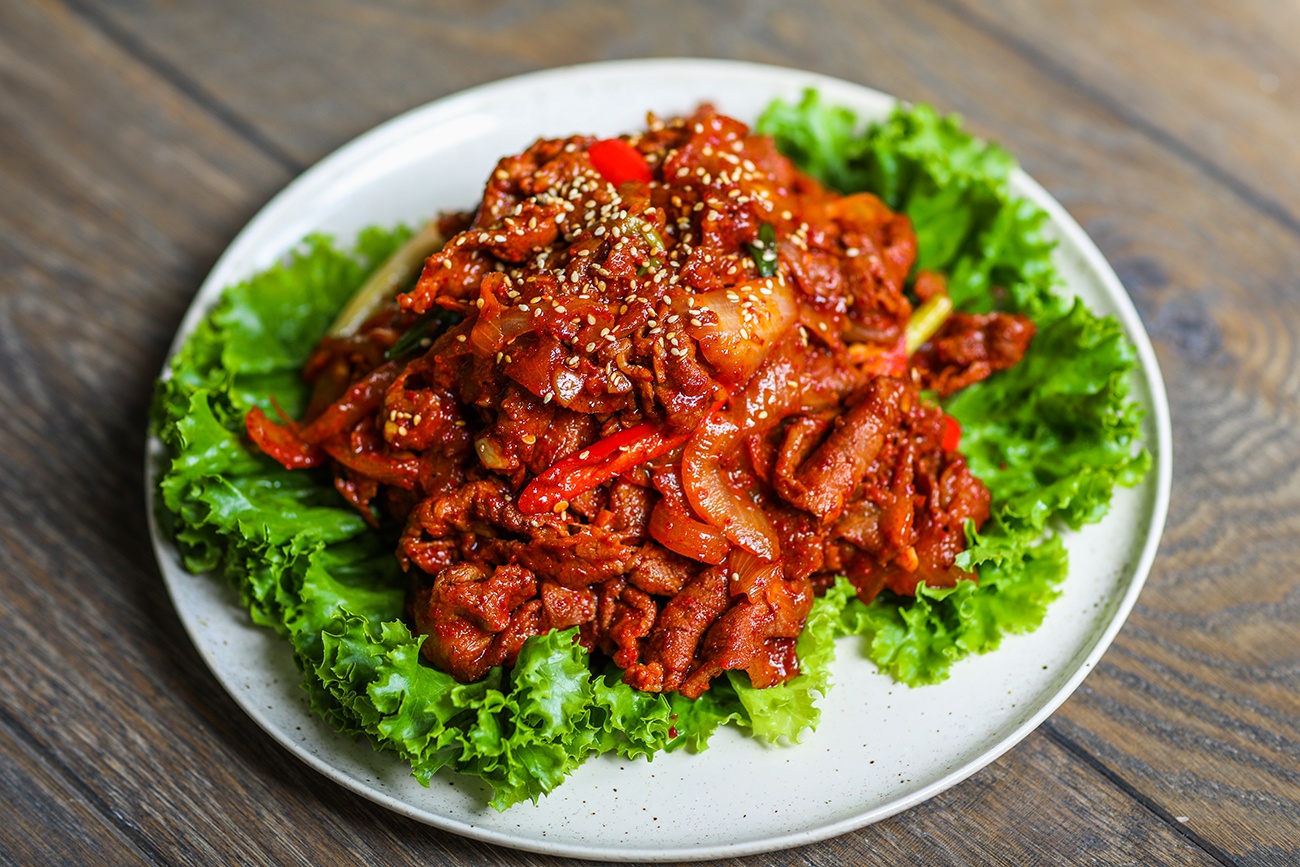 Thit heo xao la tia to kieu Han Quoc hinh anh