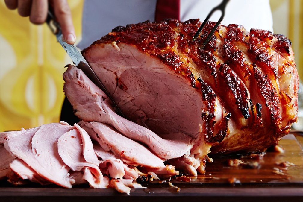 Dui heo nuong - mon an khong the thieu dip Giang sinh hinh anh