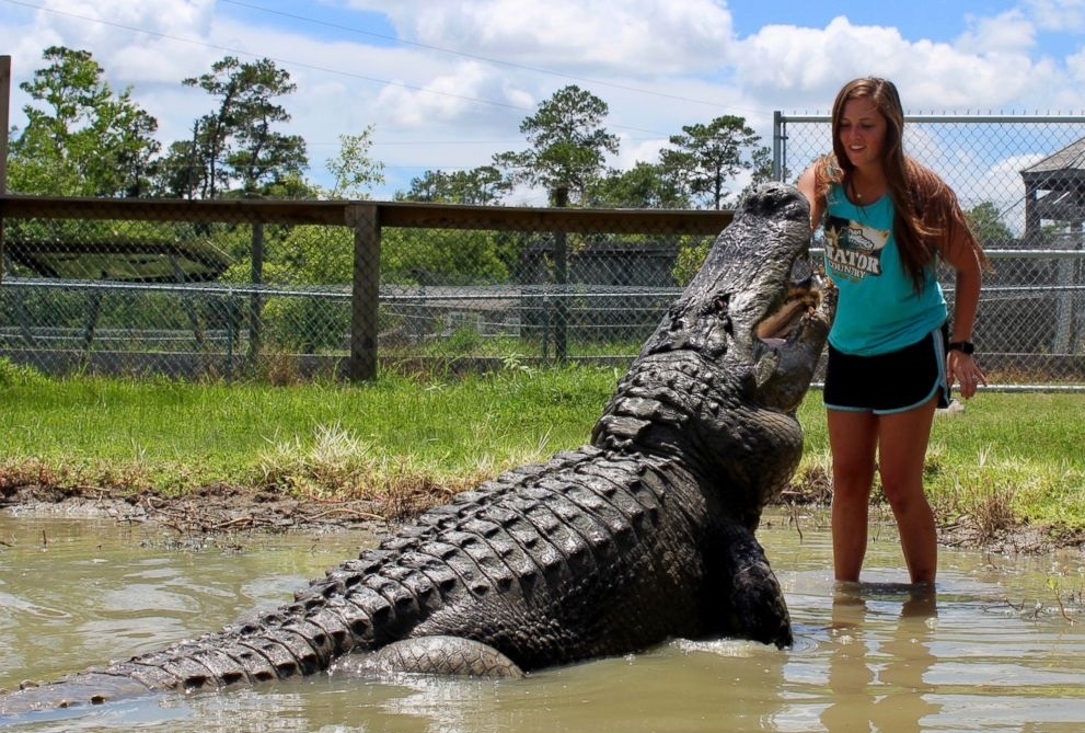 Co gai ket ban than thiet voi ca sau hinh anh