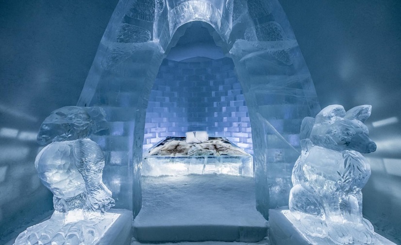 Trien lam nghe thuat ben trong khach san bang gia hinh anh