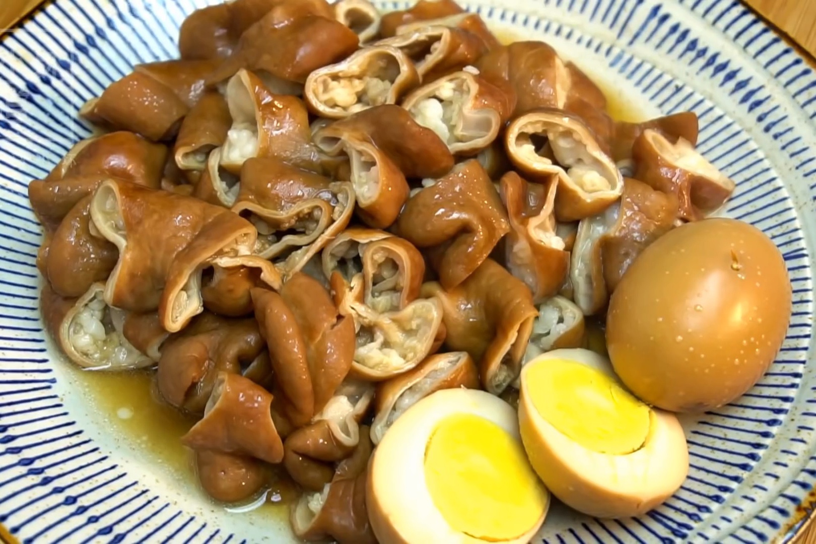 Meo lam long om trung khong bi hoi hinh anh