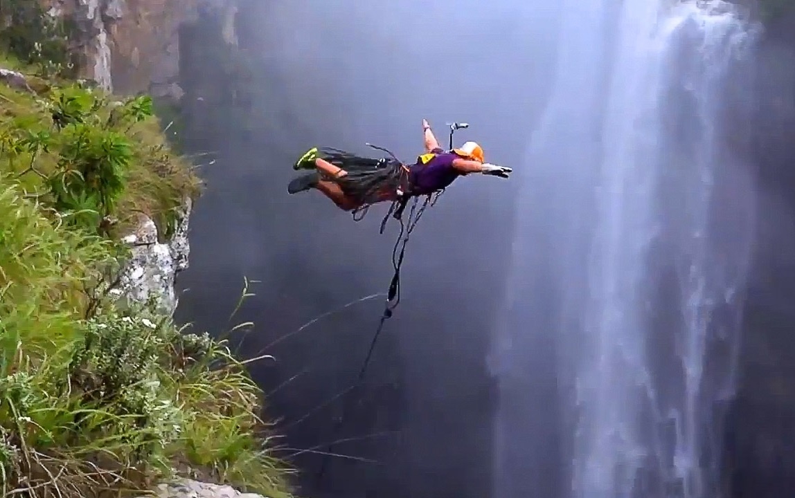 Nhay bungee tu vach nui cao 180 m hinh anh