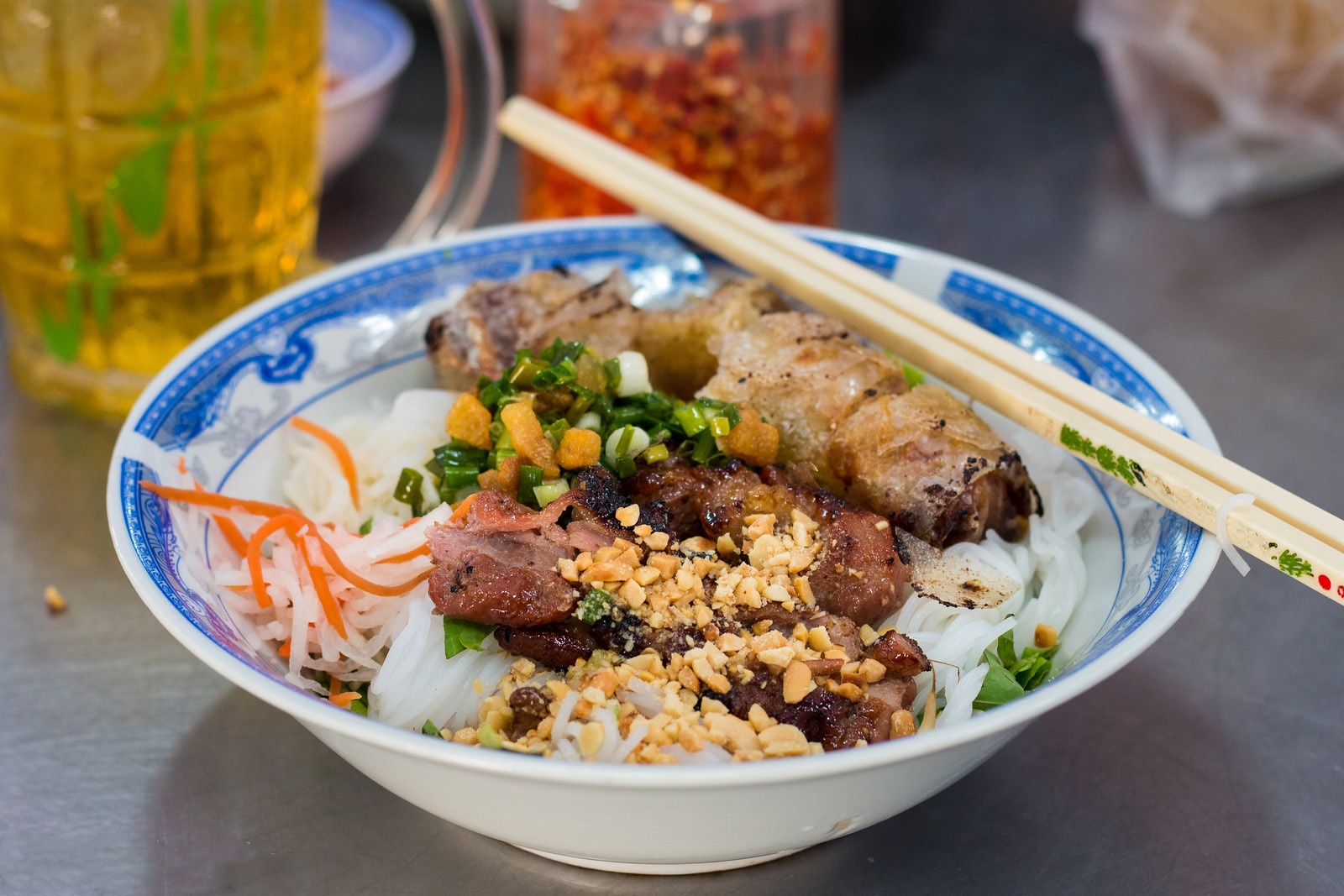 Bao nuoc ngoai goi y mon an duong pho phai thu o Viet Nam hinh anh