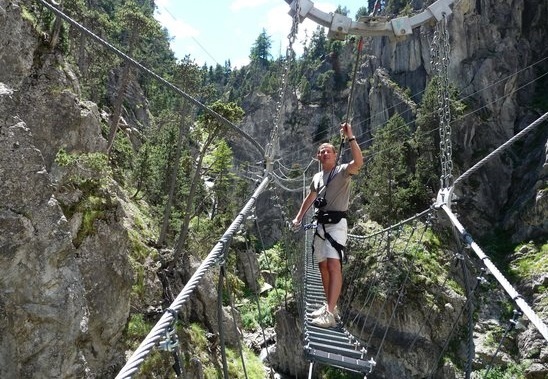 Cau treo dai nhat the gioi chi danh cho nguoi can dam hinh anh