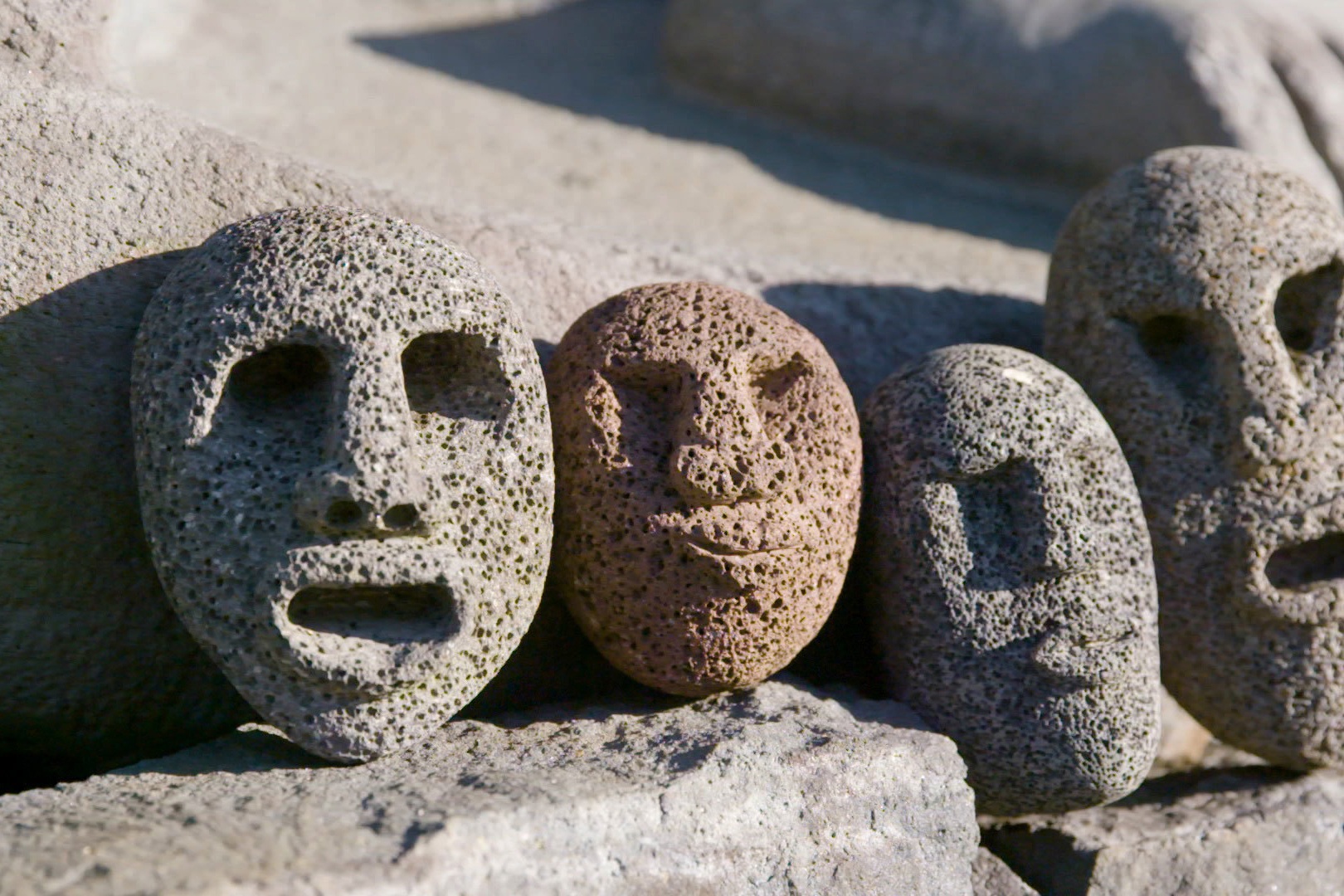 Dang sau nhung vien da mang linh hon cua Hawaii hinh anh