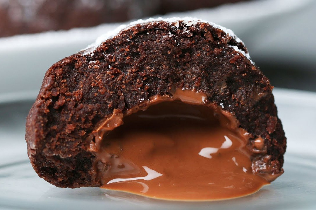 Banh cacao nhan chocolate tan chay trong mieng hinh anh