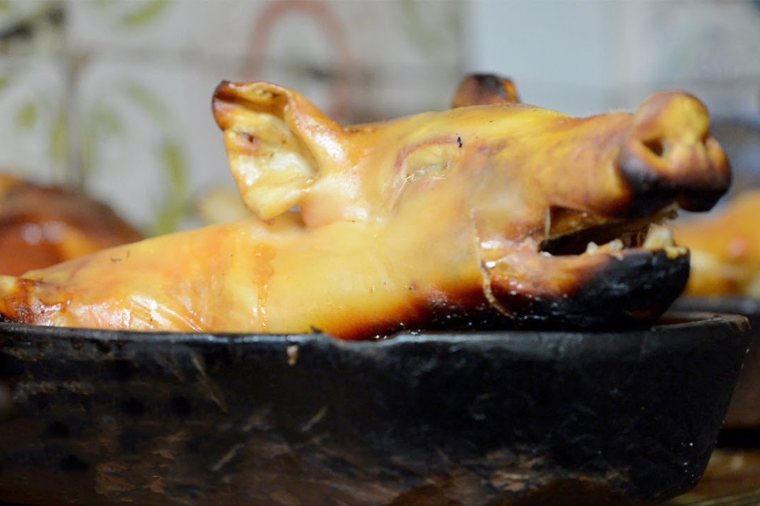 Nha hang nuong heo sua trong lo sang lua suot 300 nam hinh anh