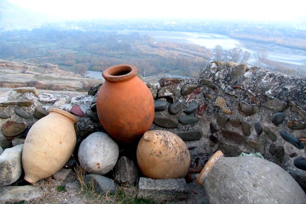 Nghe lam ruou vang hon 8.000 nam hinh anh