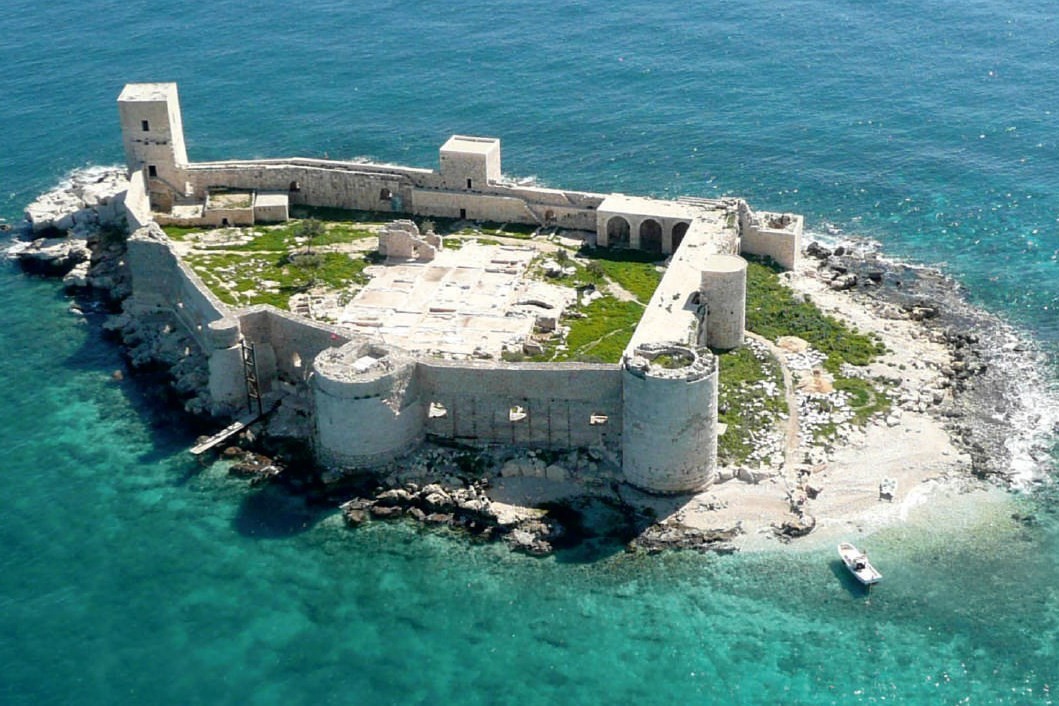 Truyen thuyet ve lau dai cua cong chua bi ran can hinh anh