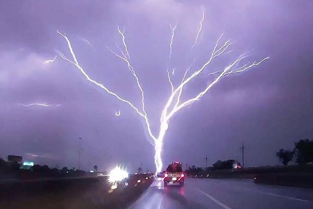 Set danh lon nguoc len troi hinh anh