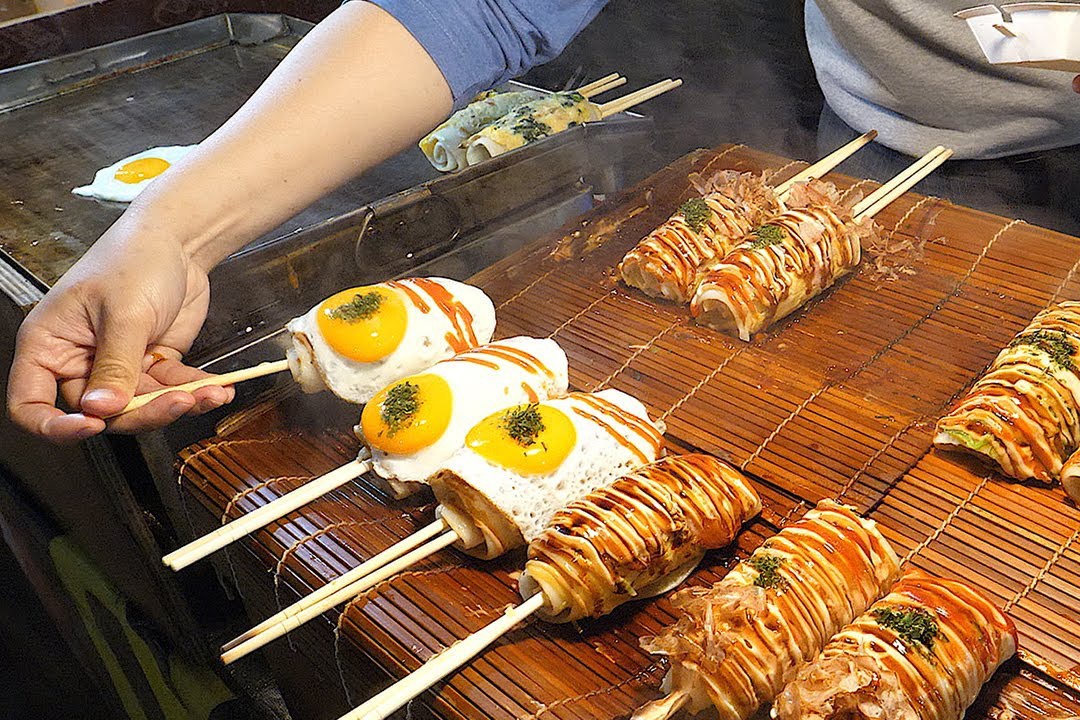 Trung op la cuon thit tren duong pho Thai Lan hinh anh