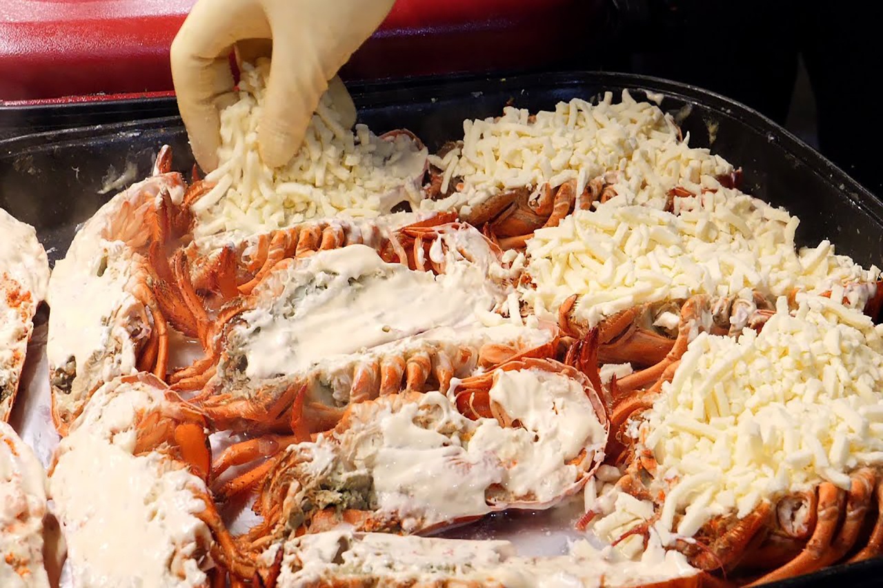 Tiem tom hum nuong pho mai hut khach, gia 6 USD/suat hinh anh