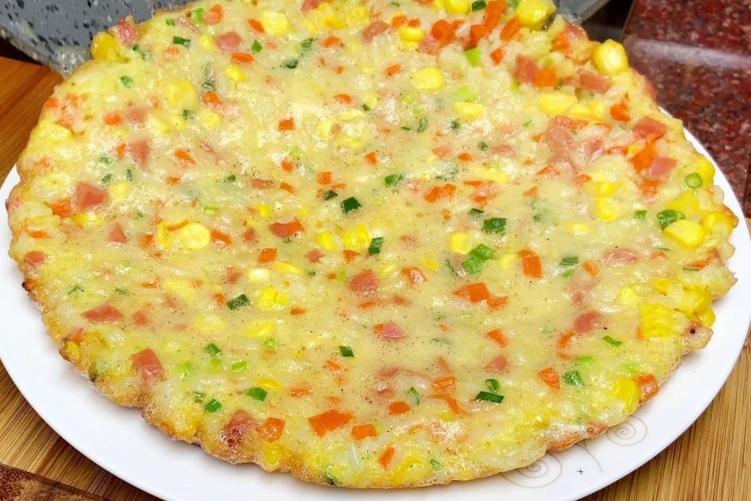 Meo trang trung la mat voi com va xuc xich hinh anh