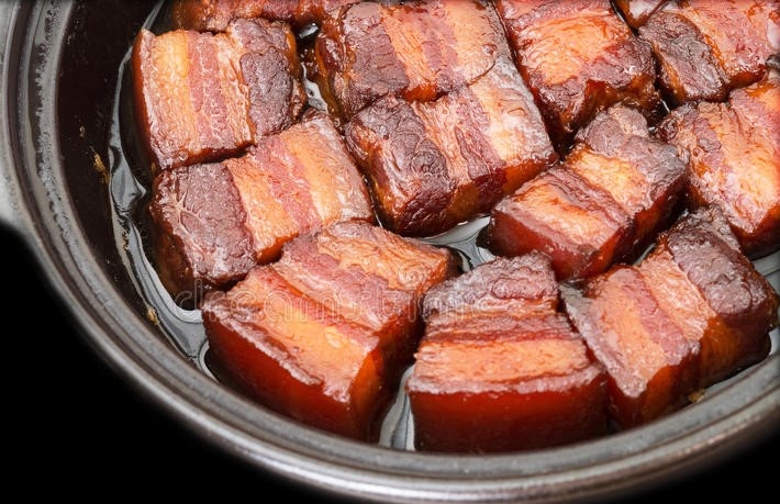 Thit ba chi kho noi dat dam mau nau canh gian hinh anh