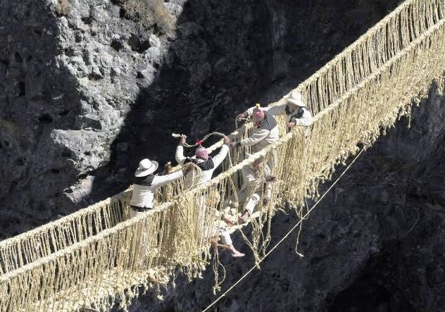 Cau treo det tay bac qua nui cua nguoi Inca co hinh anh