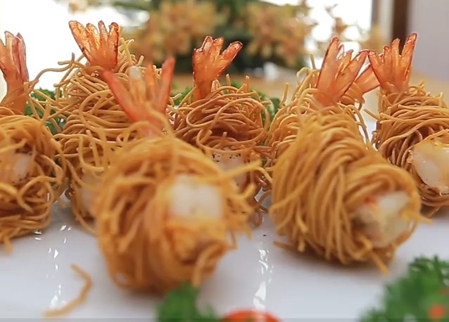 Lam tom cuon mi chien gion nham nhi bua toi hinh anh