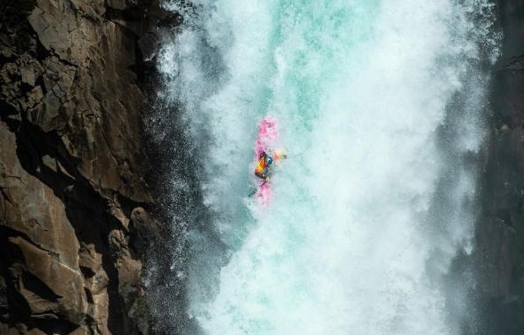 Chang trai cheo thuyen kayak vuot ngon thac cao 42 m hinh anh