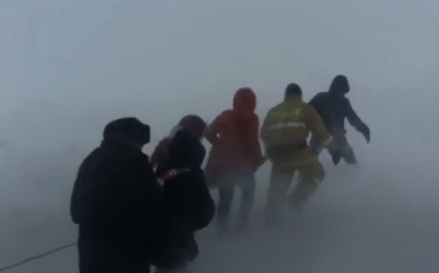 Doan nguoi nam day thung tim duong ra trong bao tuyet hinh anh