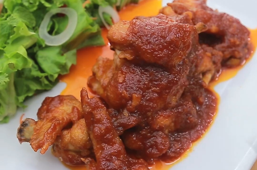 Canh ga sot chua ngot nham nhi ngay cuoi tuan hinh anh