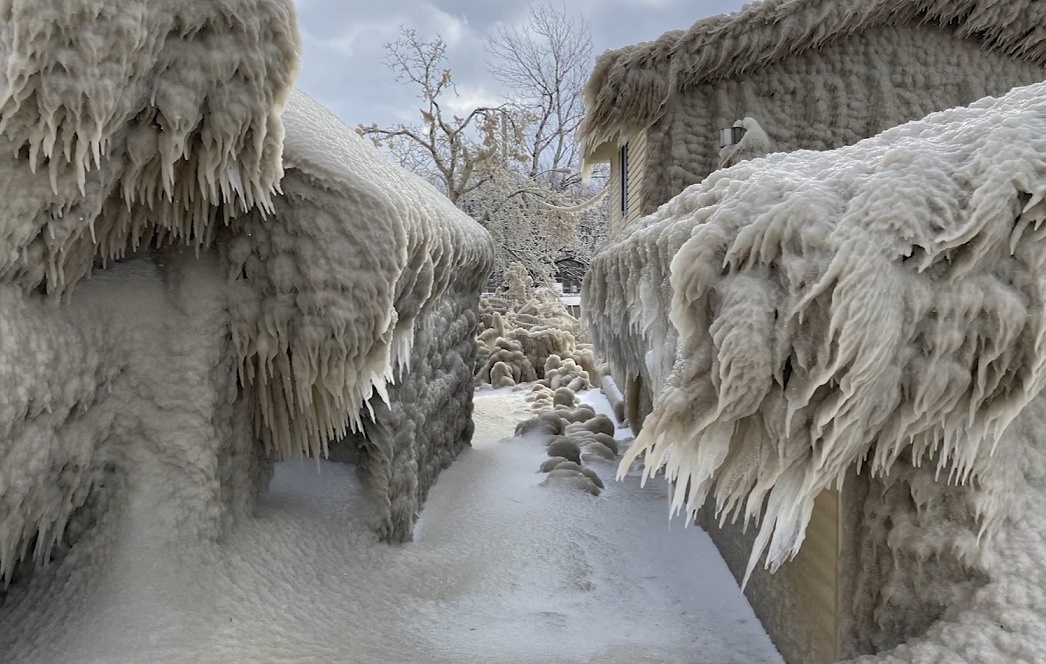 Thi tran o New York phu bang tuyet sau 2 ngay gio bao hinh anh