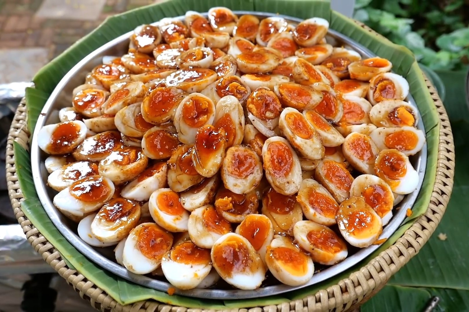 Thu lam dia trung luoc chien so luong lon hinh anh