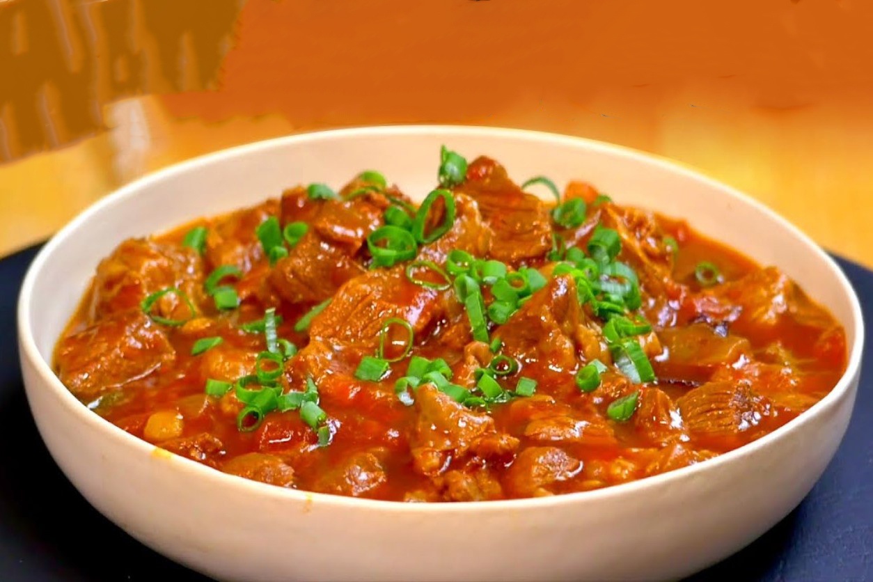 Thit bo ham nuoc sot ca chua chuan me nau hinh anh